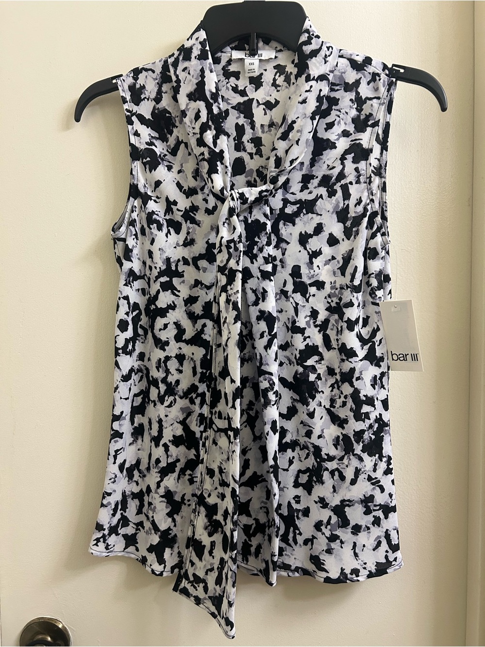 Bar III Black & White Abstract Tie-Neck Sleeveless Top
